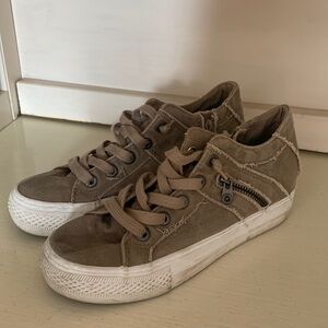 Women’s Blowfish Malibu size 9 sneakers